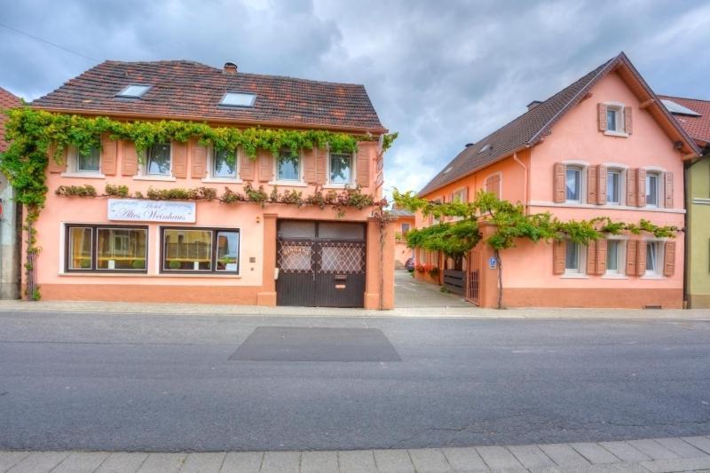 Hotel Altes Weinhaus Нойштадт-ан-дер-Вайнштрасе Екстер'єр фото